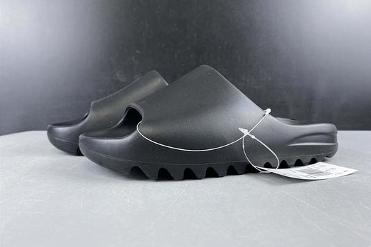 YEEZY SLIDE BLACK