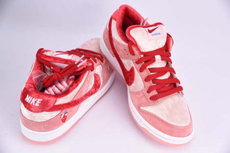 NIKE DUNK SB LOW "STRANGELOVE"