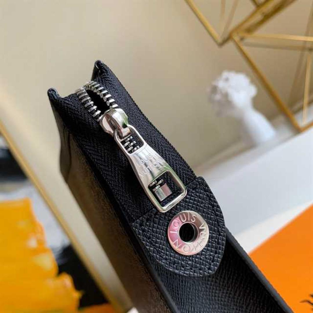 LOUIS VUITTON POCHETTE VOYAGE MM TAIGA LEATHER
