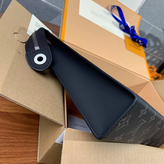 LOUIS VUITTON 26X20X5CM MONOGRAM ECLIPSE