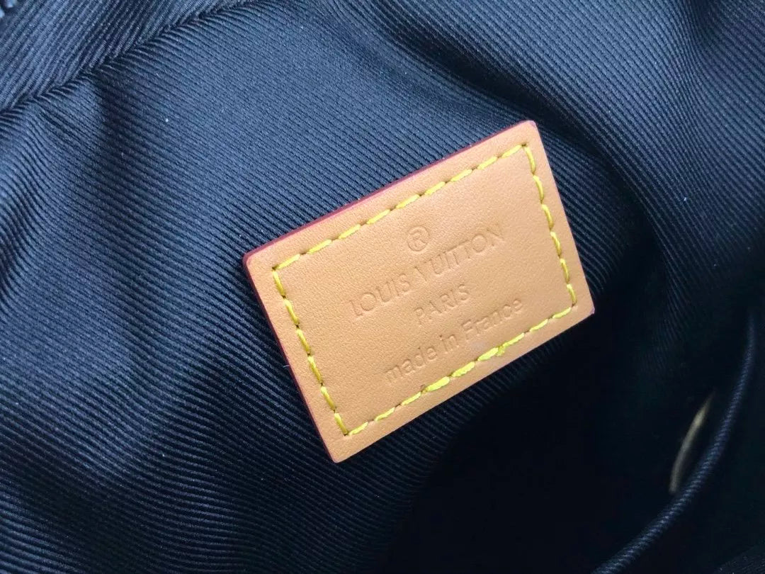 LOUIS VUITTON 10*21*5CM CATWALK CHEST BAG