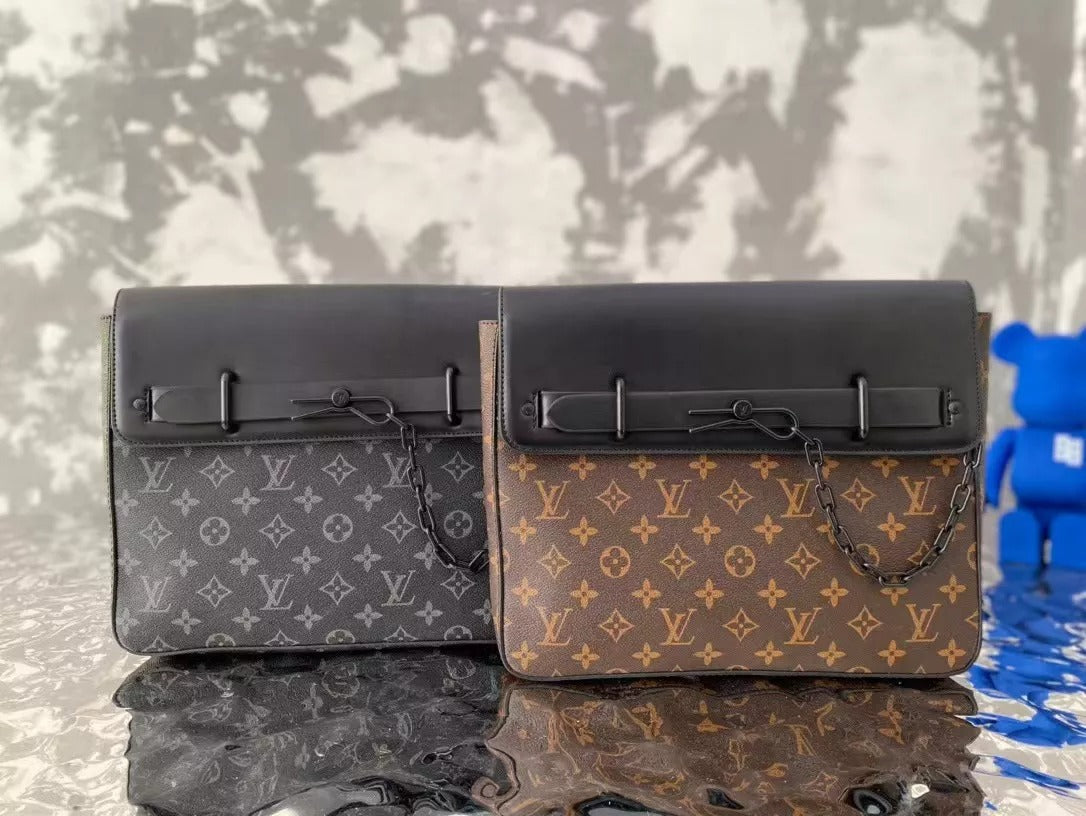 LOUIS VUITTON 31 X 26 CM MEN’S PURSE. IPAD BAG