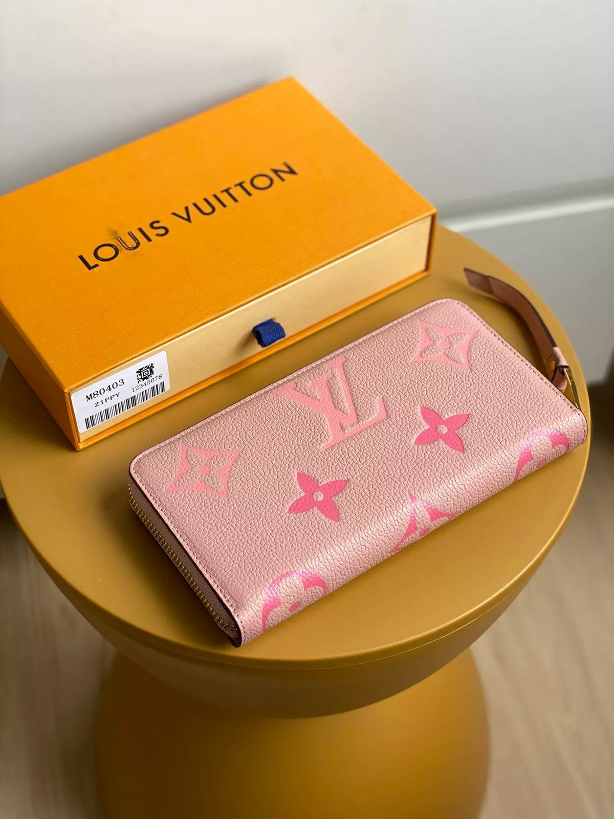 LOUIS VUITTON 19.5X10.5X2.5CM BY THE POOL