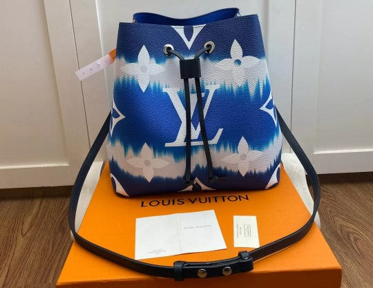 LOUIS VUITTON 26.0 X 26.0 X 17.5 CM ESCALE NÉONOÉ MONOGRAM BUCKET BAG