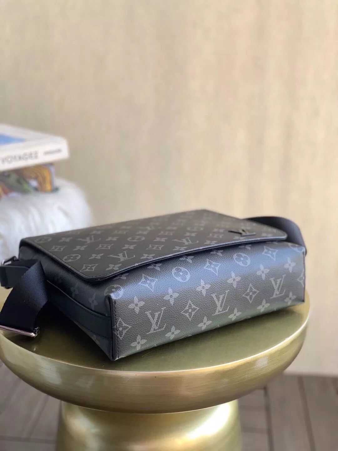 LOUIS VUITTON 25*20*7CM DISTRICT PM