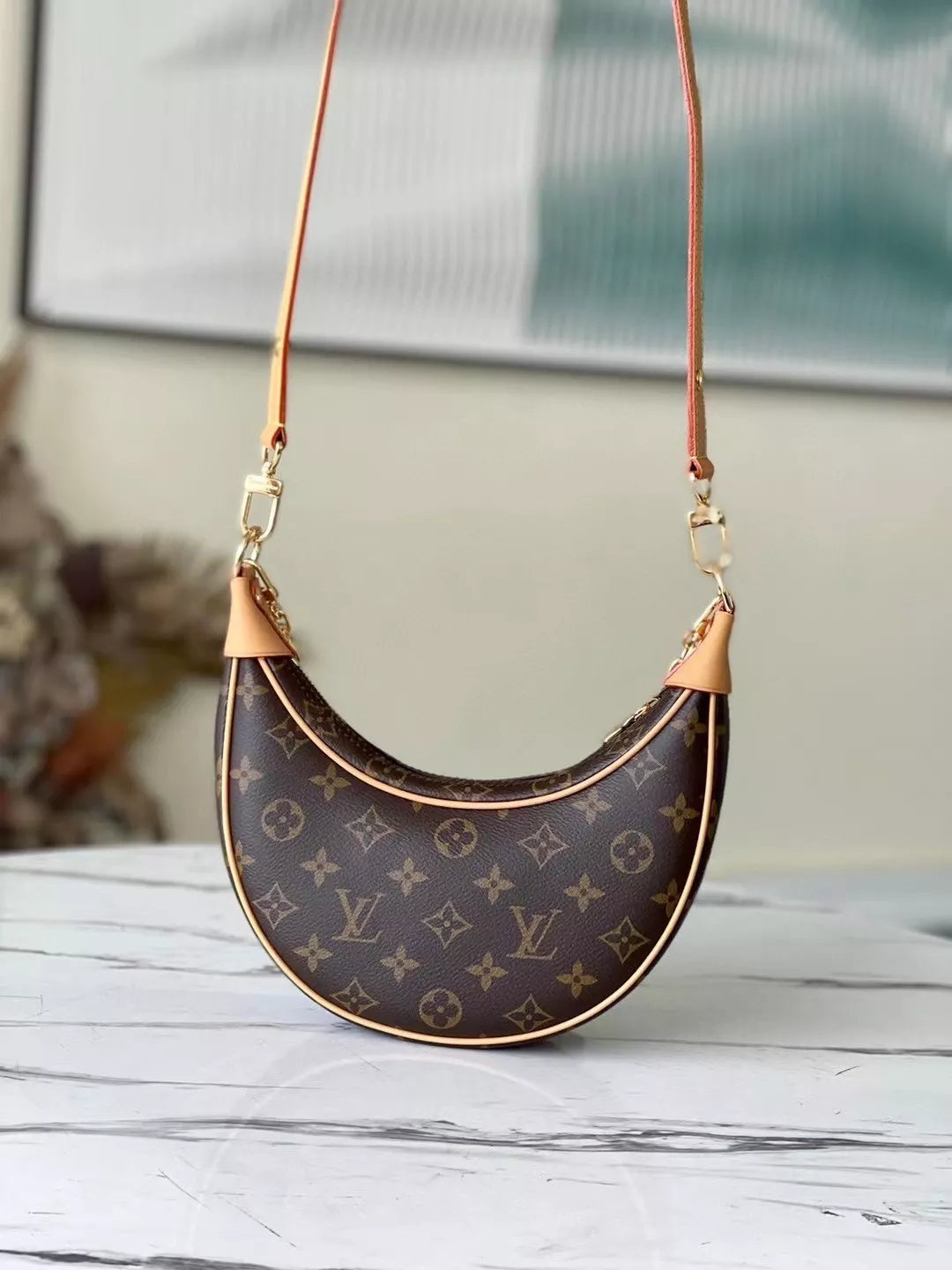 LOUIS VUITTON 23*13*6CM LOOP HALF MOON SHAPED STAFF BAG