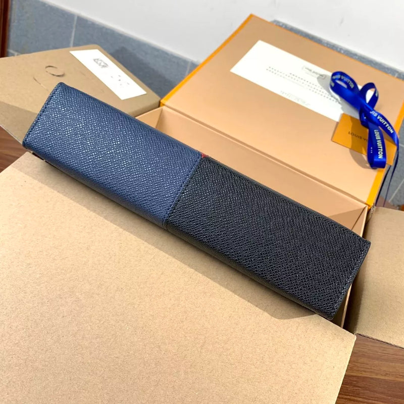 LOUIS VUITTON 27.0 X 21.0 X 3.0 CM POCHETTE VOYAGE MM TAÏGA LEATHER