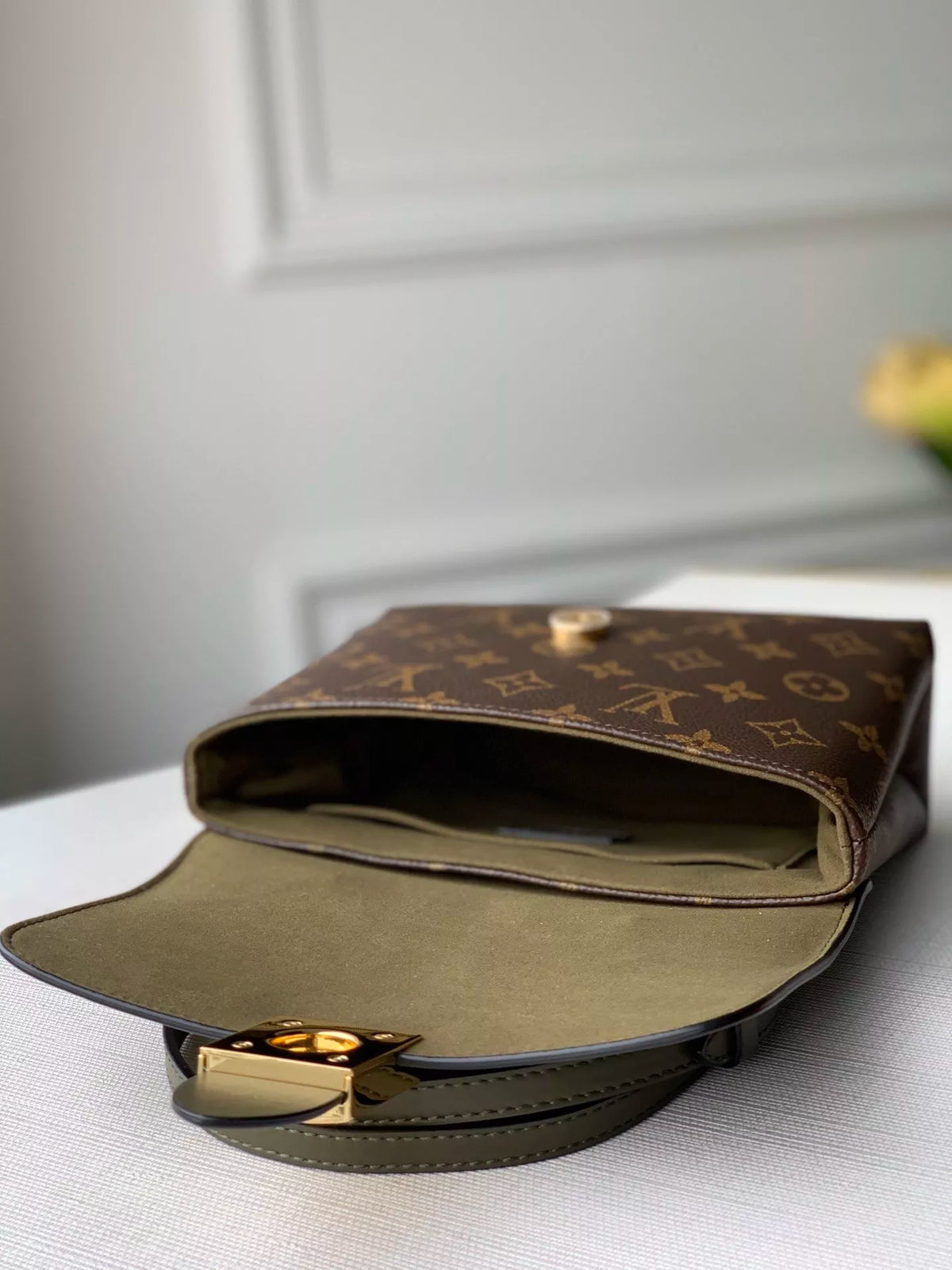 LOUIS VUITTON 21X17X8CM LOCKY