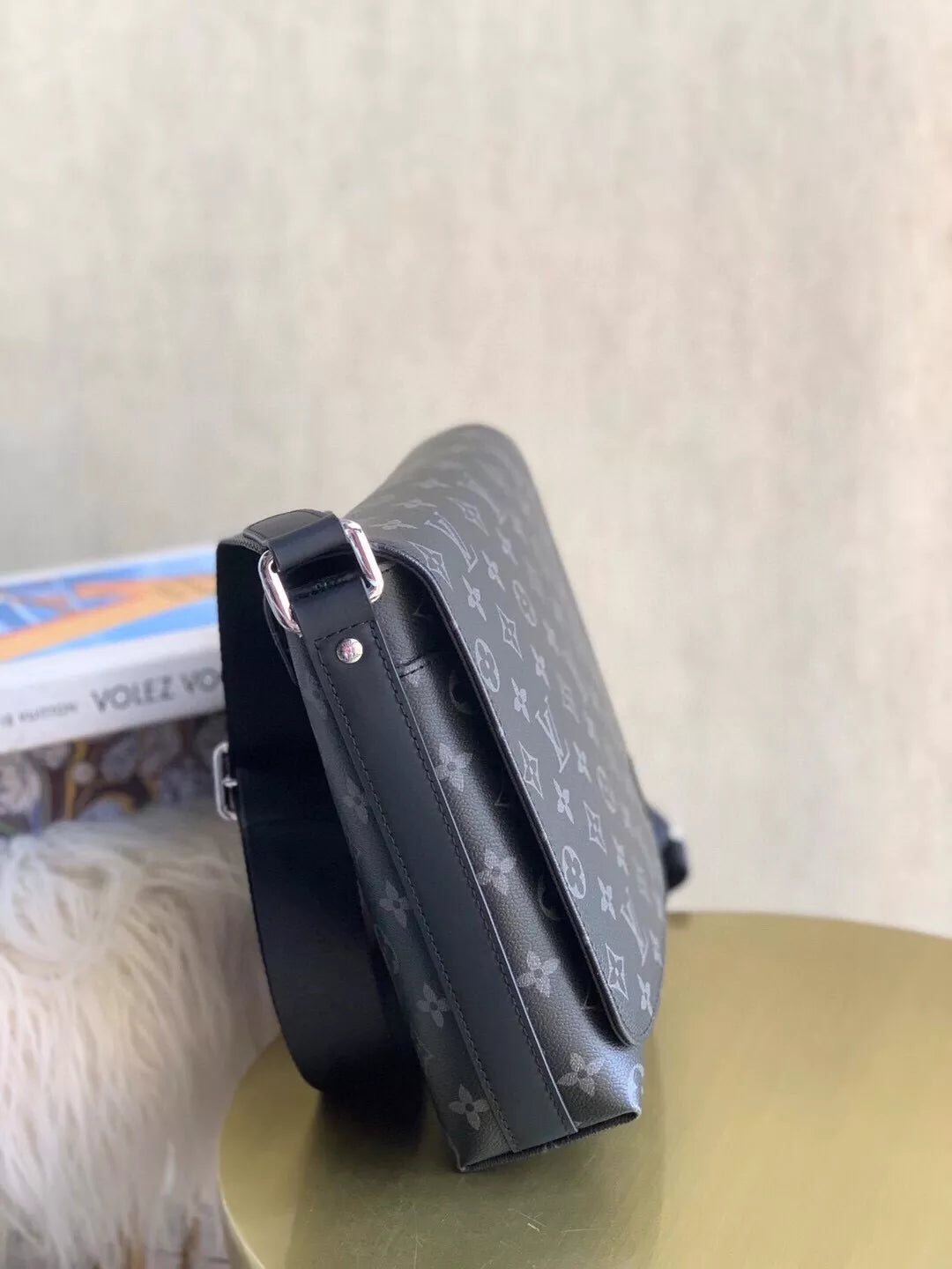 LOUIS VUITTON 25*20*7CM DISTRICT PM