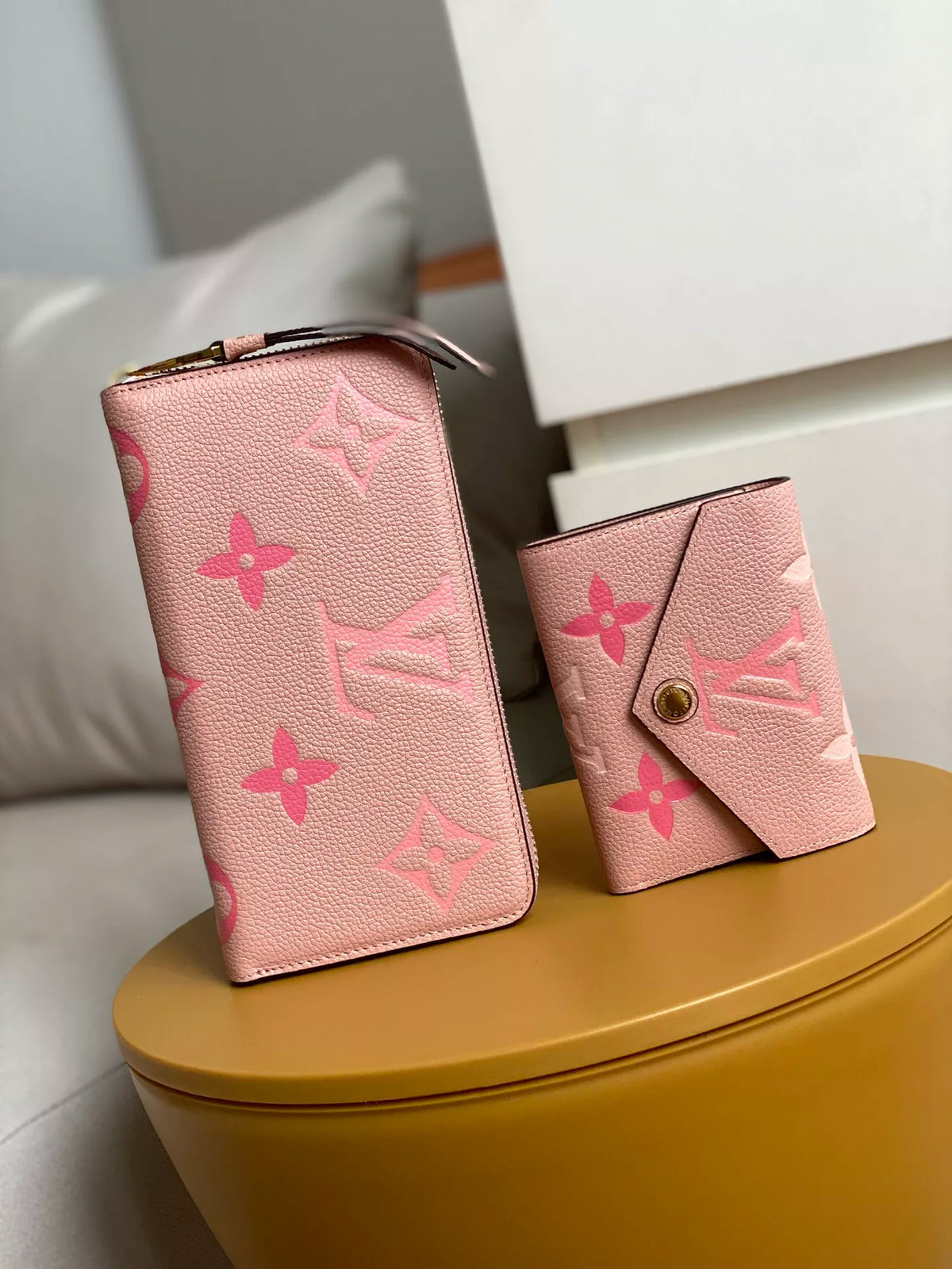 LOUIS VUITTON 19.5X10.5X2.5CM BY THE POOL