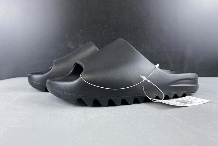 YEEZY SLIDE BLACK