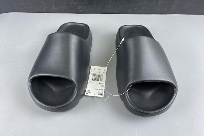 YEEZY SLIDE BLACK