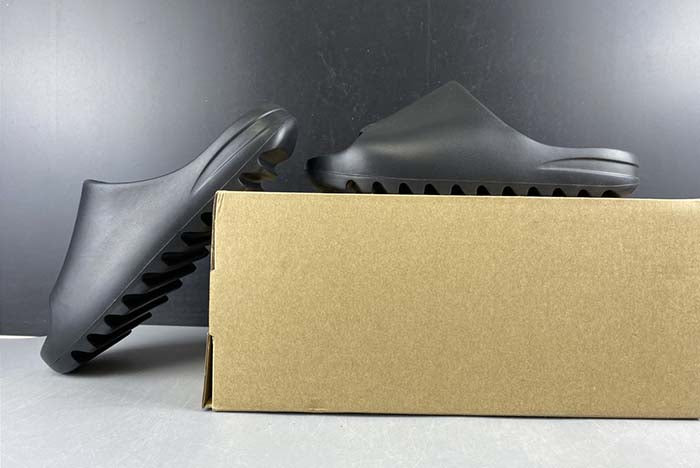 YEEZY SLIDE BLACK