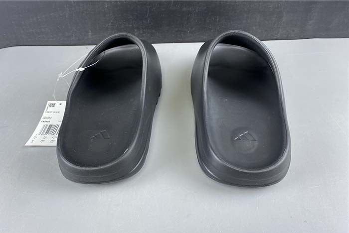 YEEZY SLIDE BLACK