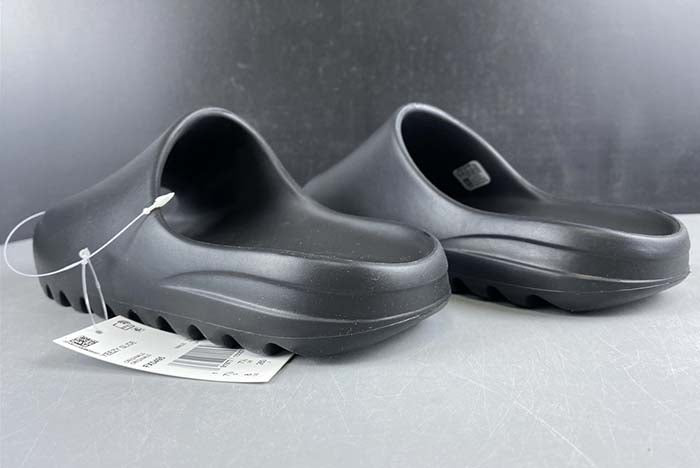 YEEZY SLIDE BLACK