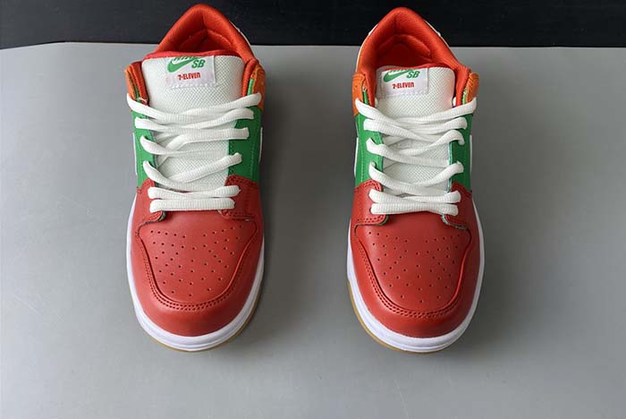 NIKE DUNK SB LOW "7-ELEVEN"