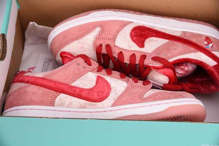 NIKE DUNK SB LOW "STRANGELOVE"