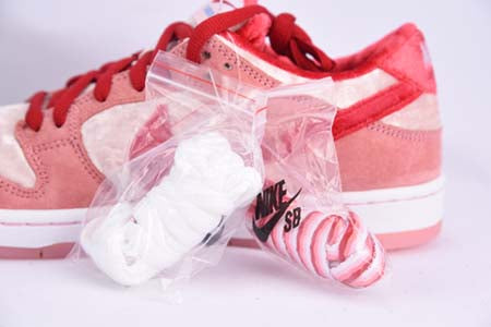 NIKE DUNK SB LOW "STRANGELOVE"