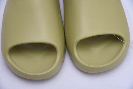 YEEZY SLIDE RESIN