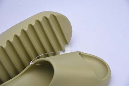 YEEZY SLIDE RESIN