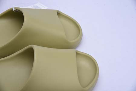 YEEZY SLIDE RESIN