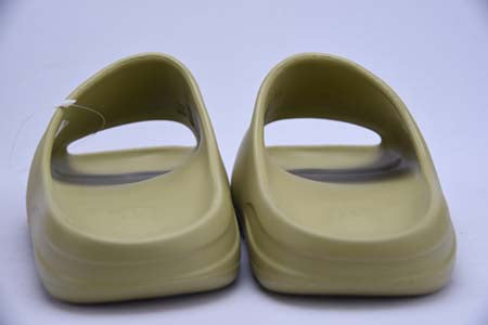 YEEZY SLIDE RESIN