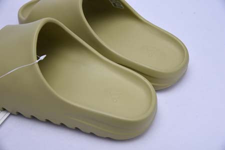 YEEZY SLIDE RESIN