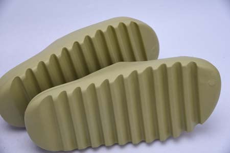 YEEZY SLIDE RESIN