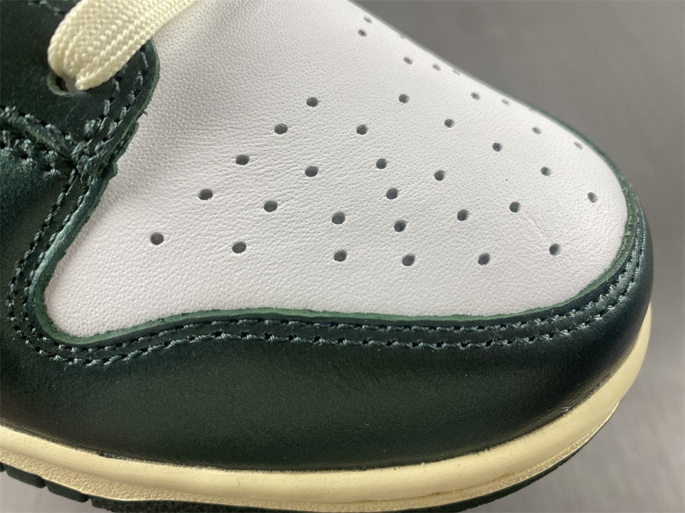 NIKE DUNK LOW “VINTAGE GREEN”