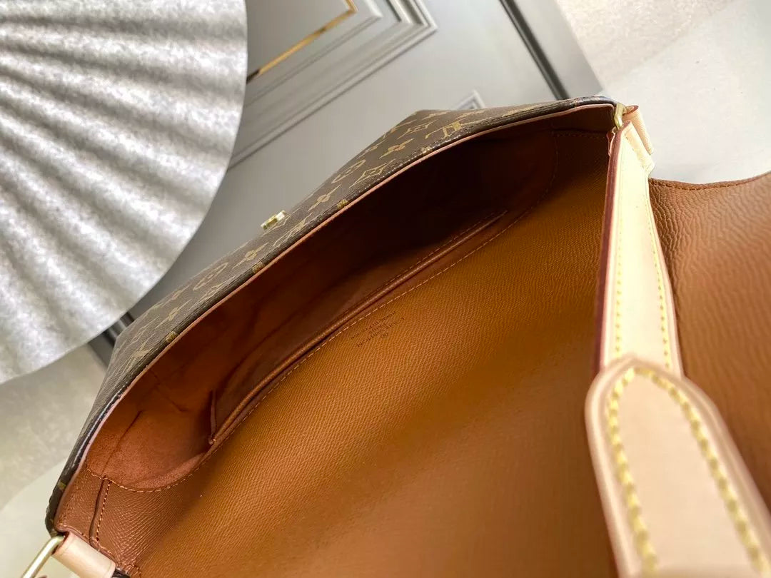 LOUIS VUITTON 25X22X4CM MEDIEVAL POSTMAN BAG