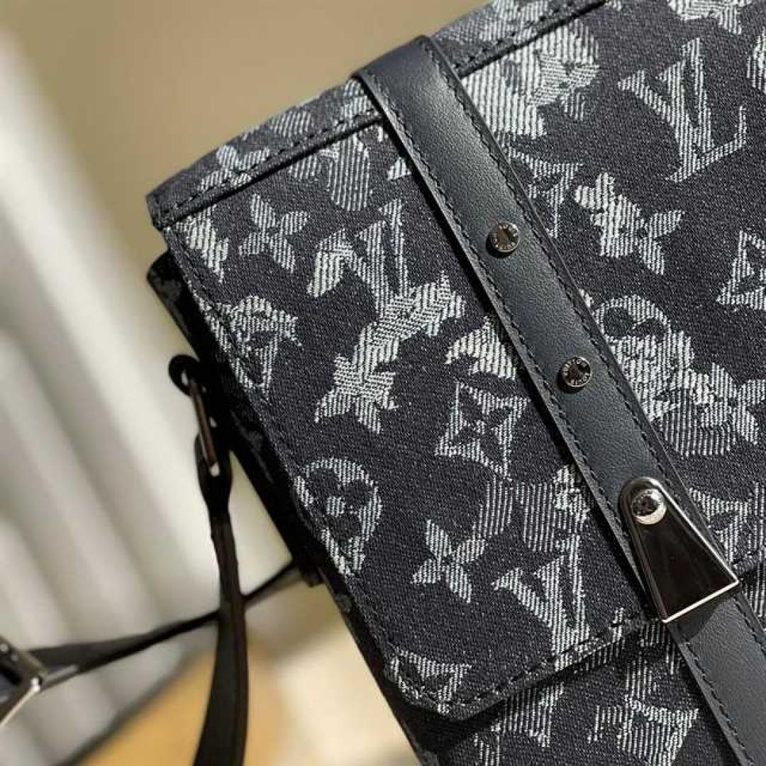 LOUIS VUITTON TRUNK MESSENGER MONOGRAM CANVAS