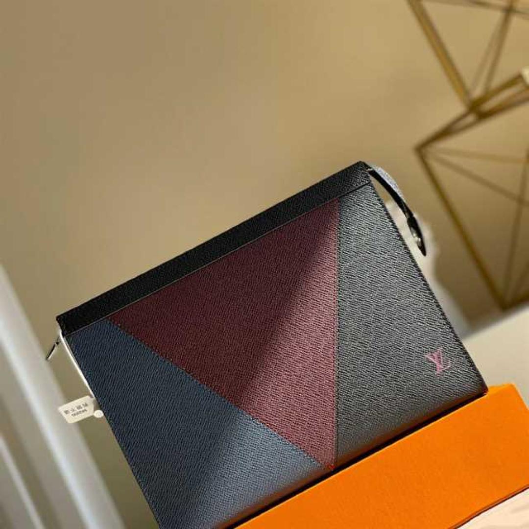 LOUIS VUITTON POCHETTE VOYAGE MM TAIGA LEATHER