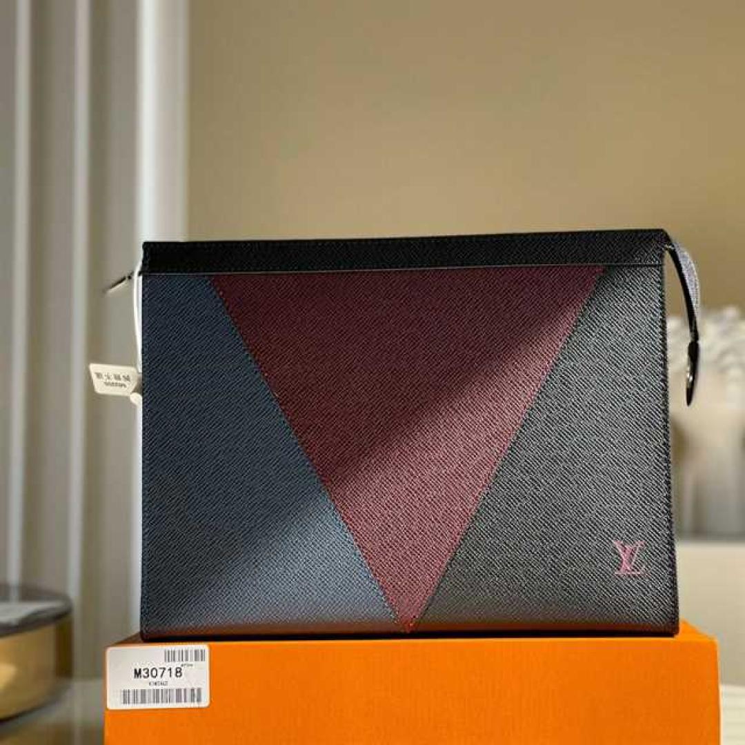 LOUIS VUITTON POCHETTE VOYAGE MM TAIGA LEATHER