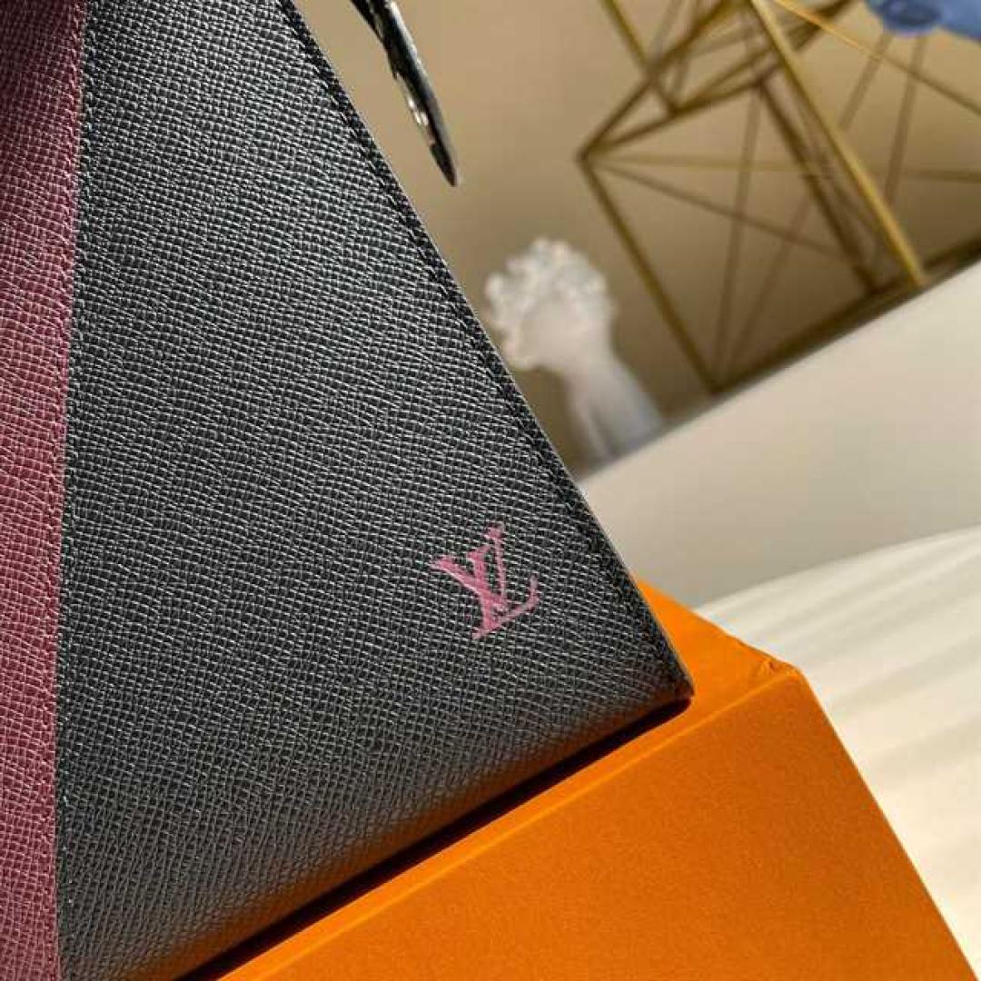 LOUIS VUITTON POCHETTE VOYAGE MM TAIGA LEATHER