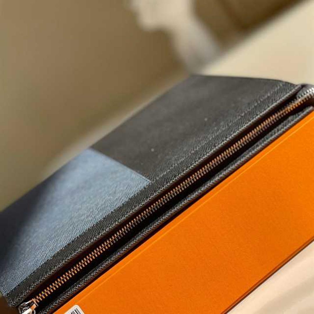LOUIS VUITTON POCHETTE VOYAGE MM TAIGA LEATHER