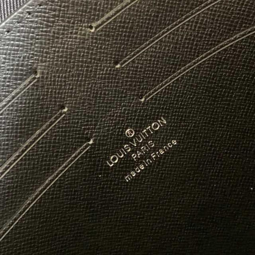 LOUIS VUITTON POCHETTE VOYAGE MM TAIGA LEATHER