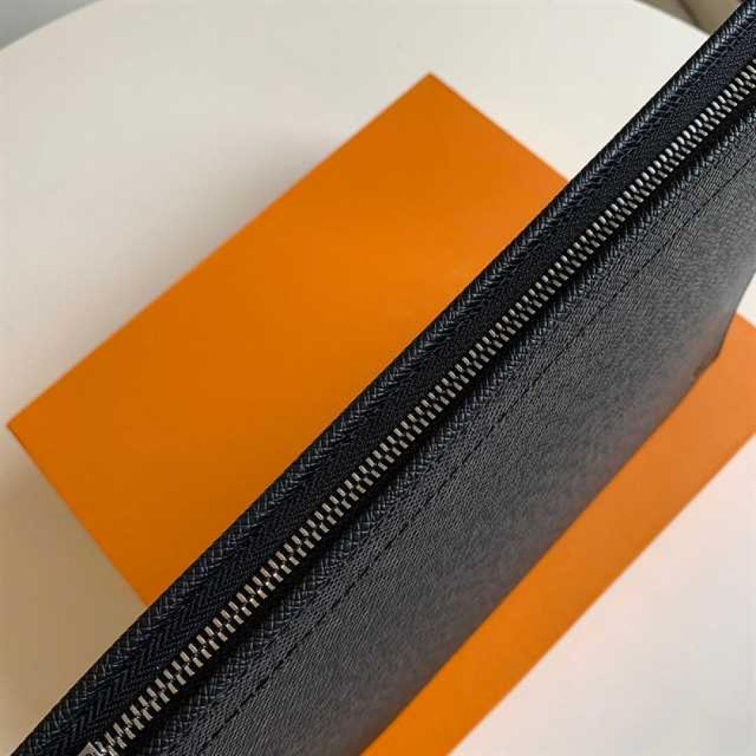 LOUIS VUITTON POCHETTE VOYAGE MM TAIGA LEATHER