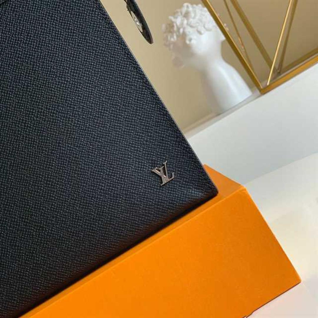 LOUIS VUITTON POCHETTE VOYAGE TAIGA LEATHER