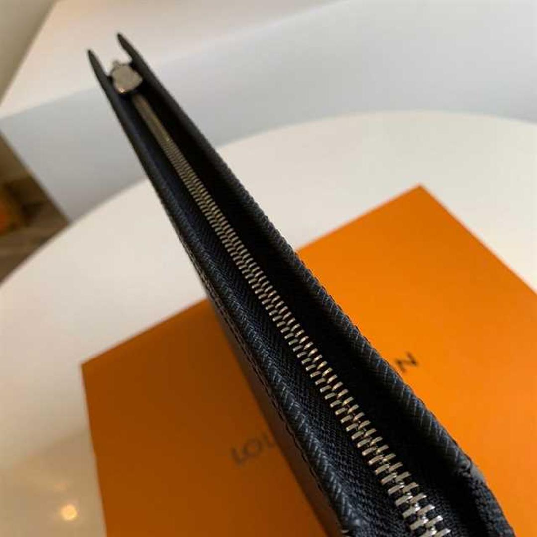 LOUIS VUITTON POCHETTE VOYAGE TAIGA LEATHER