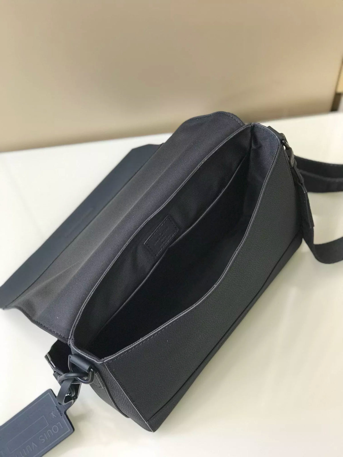 LOUIS VUITTON 30.5*24*10CM AEROGRAM POSTMAN BAG, BLACK LYCHEE FULL LEATHER