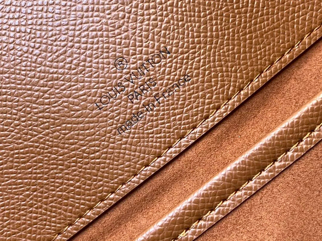 LOUIS VUITTON 25X22X4CM MEDIEVAL POSTMAN BAG