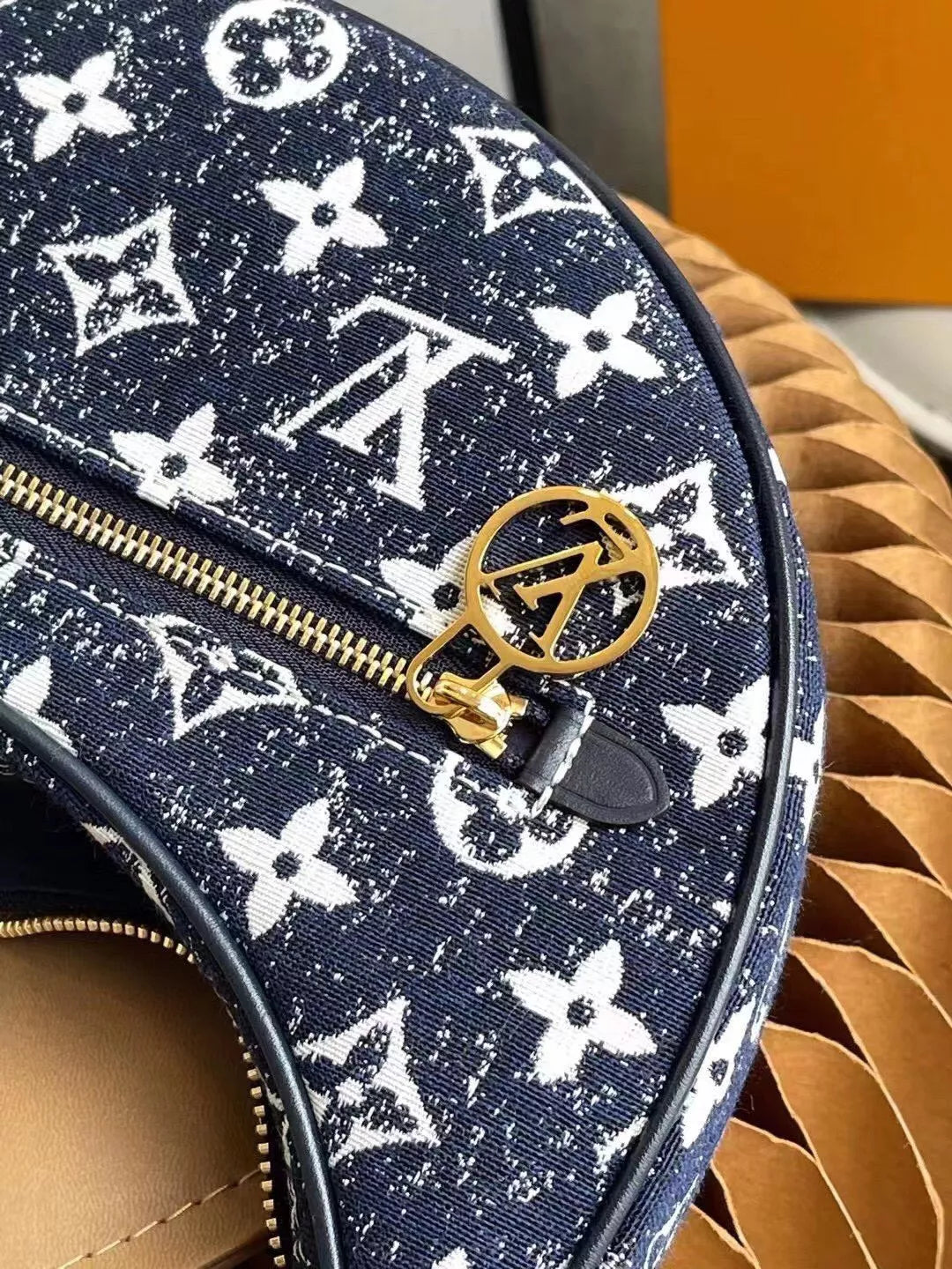 LOUIS VUITTON 24*22*6CM HALF MOON SHAPED STAFF BAG, MONOGRAM CANVAS + LEATHER