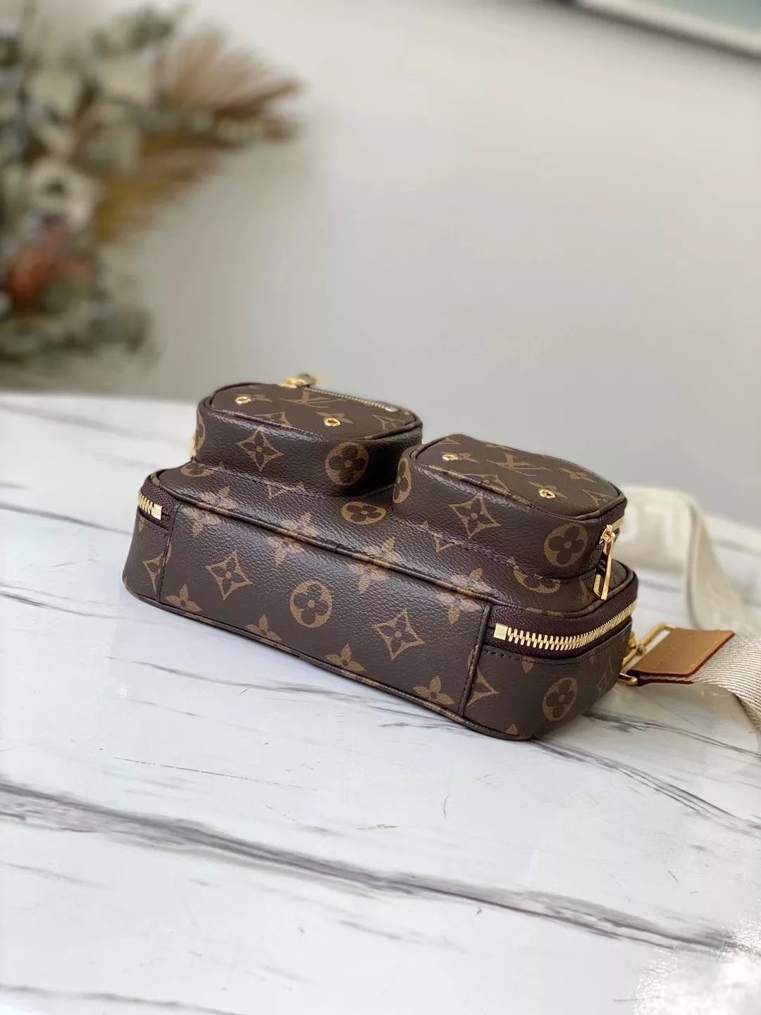LOUIS VUITTON 18 X 11 X 10 CM UTILITY CROSSBODY