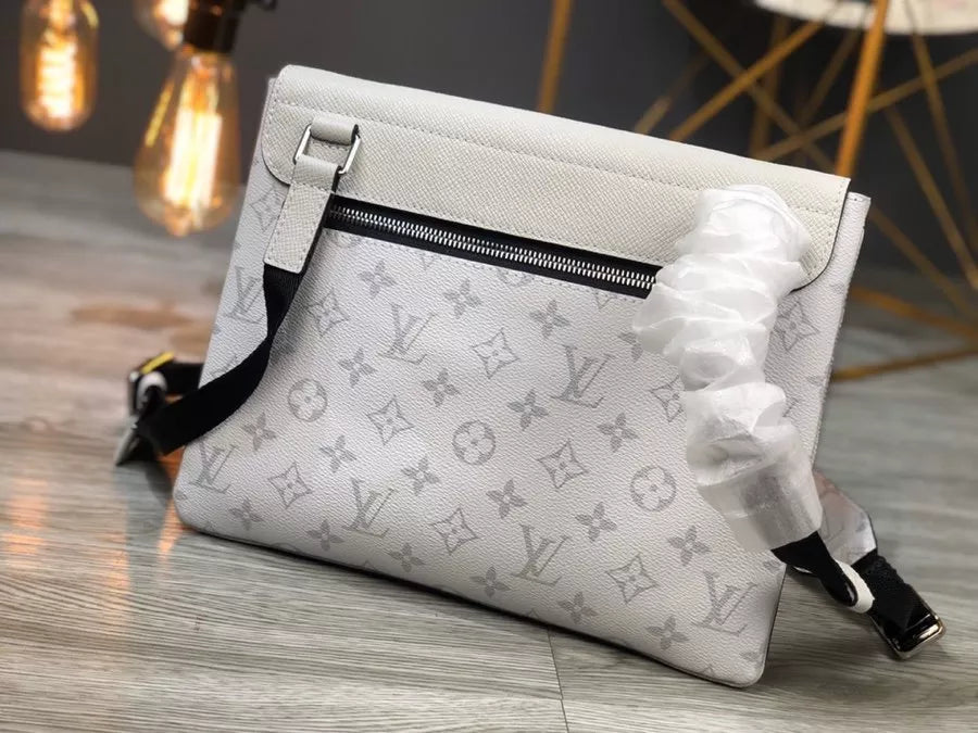 LOUIS VUITTON 28×22×3CM OUTDOOR FLAP