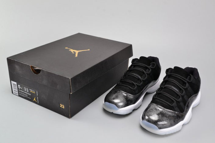 AIR JORDAN 11 RETRO LOW "BARONS BLACK WHITE SILVER" (GS)