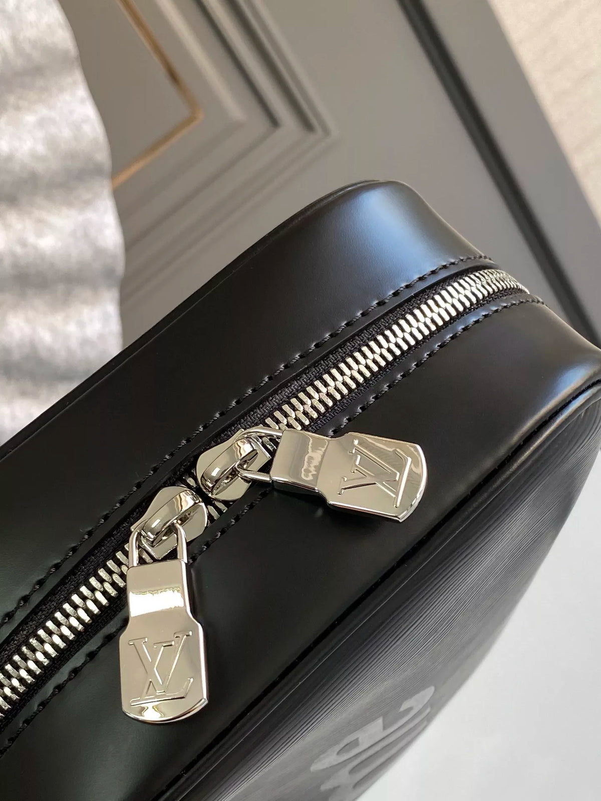 LOUIS VUITTON 22 X 16 X 7CM SUPREME CO BRANDED SATCHEL, COWHIDE