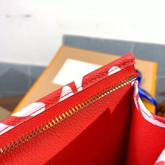 LOUIS VUITTON 25.0 X 20.0 X 5.5 CM RED CRAFTY MONOGRAM GIANT