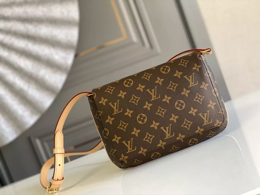 LOUIS VUITTON 25X22X4CM MEDIEVAL POSTMAN BAG