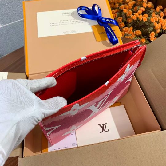 LOUIS VUITTON 25.0 X 20.0 X 5.5 CM CRAFTY MONOGRAM GIANT LV ESCALE 26