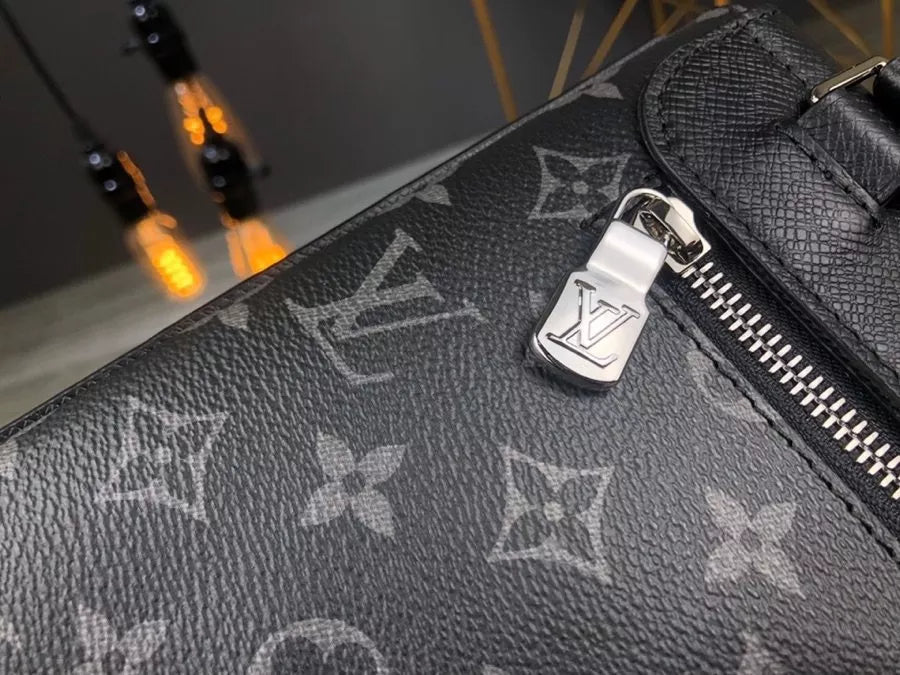 LOUIS VUITTON 28×22×3CM OUTDOOR FLAP